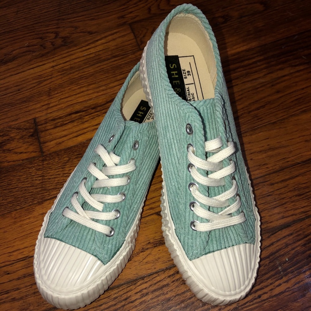 NWOT Size 8 Sneakers